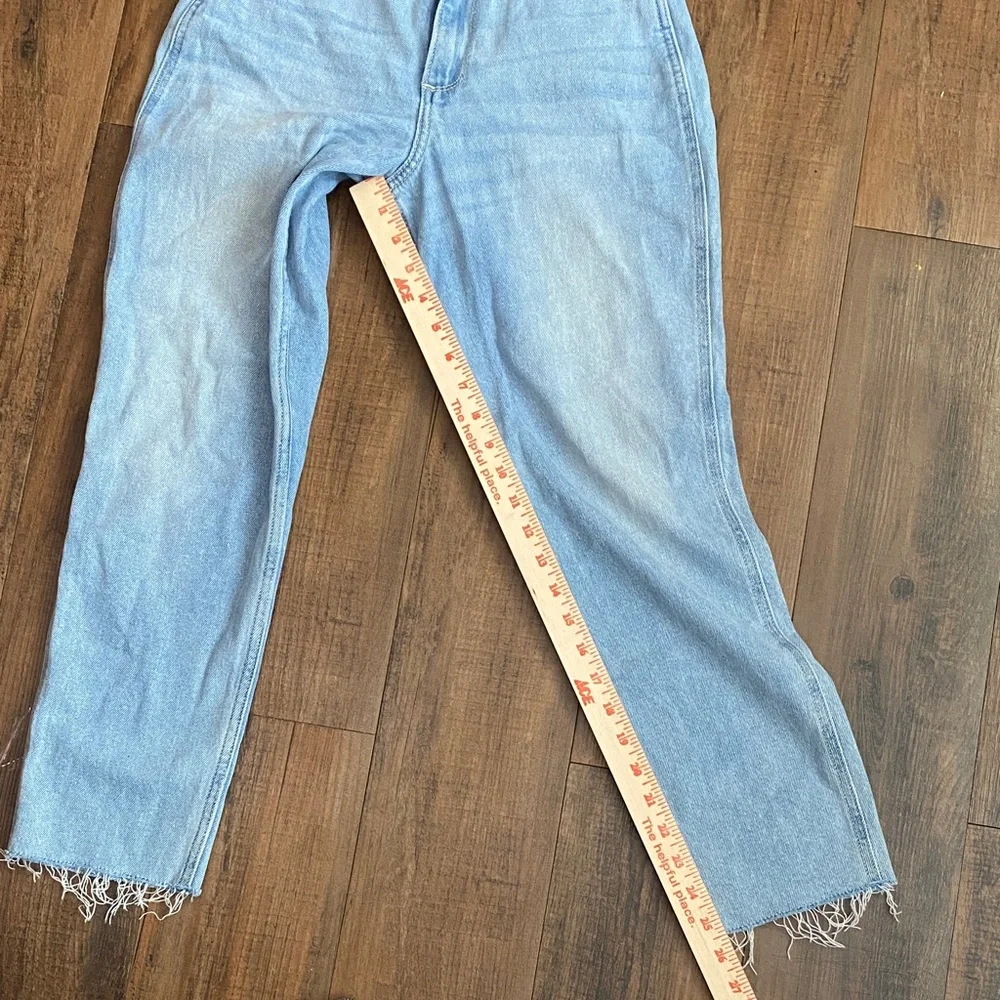 Hollister Light Wash Curvy High-Rise Mom Jeans - Picture 8 of 11